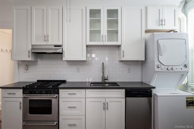 484 Plandome Rd in Manhasset, NY - Building Photo - Building Photo