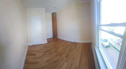 21 Loomis St, Unit Apt 4 in Burlington, VT - Foto de edificio - Building Photo