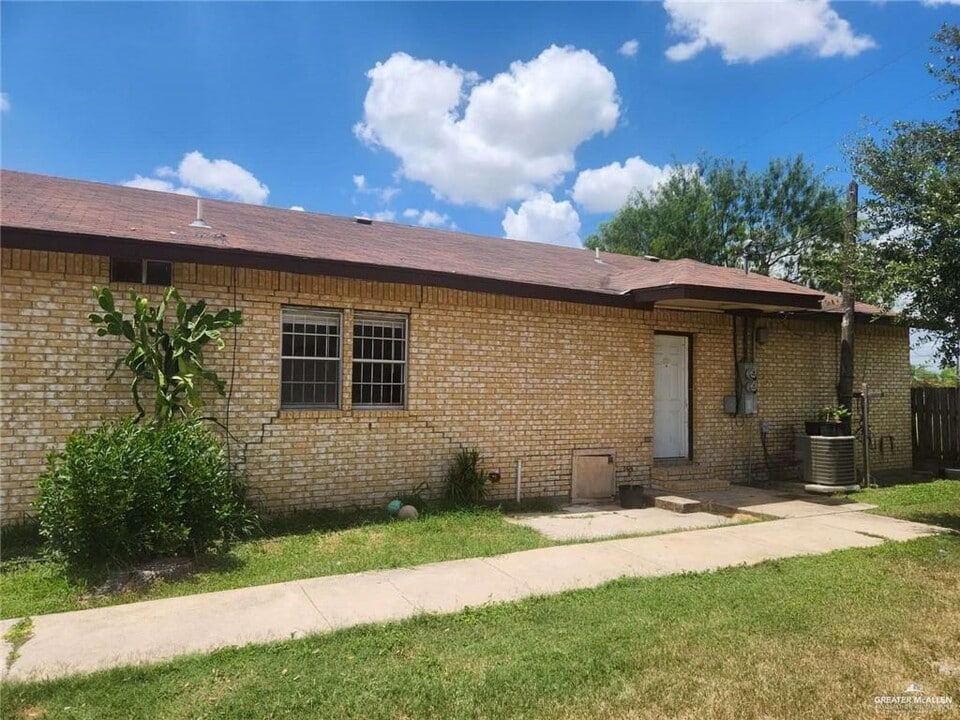 6 Cisne St in Pharr, TX - Building Photo