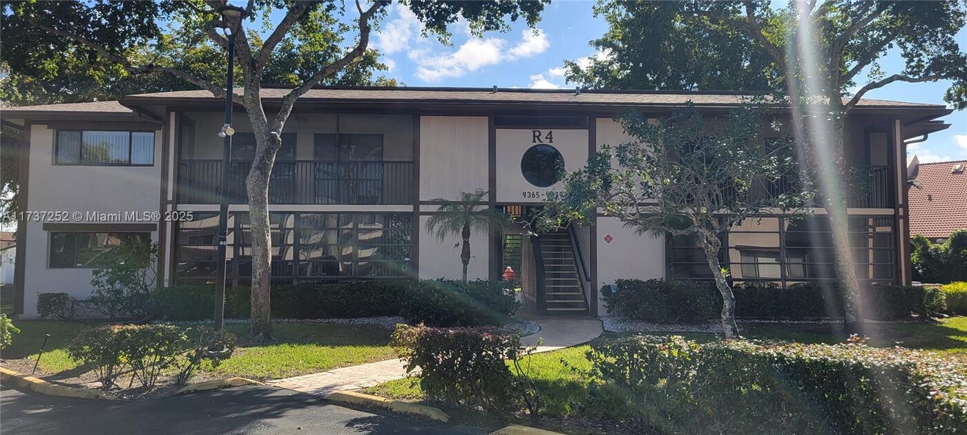 9379 S Belfort Cir in Tamarac, FL - Building Photo