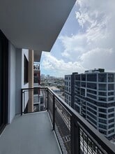 133 NE 24th St, Unit B19 in Miami, FL - Foto de edificio - Building Photo