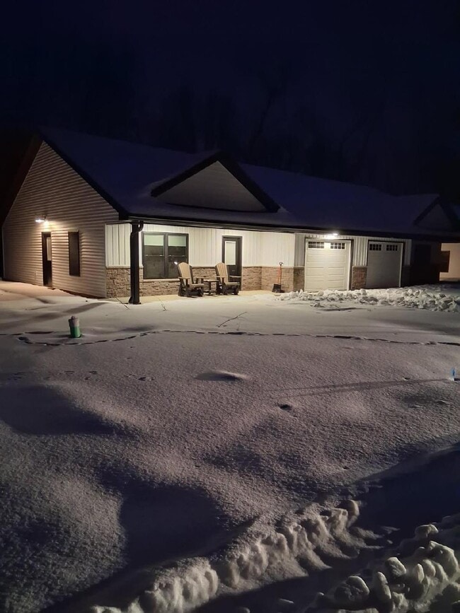 property at 905 W Broadway St