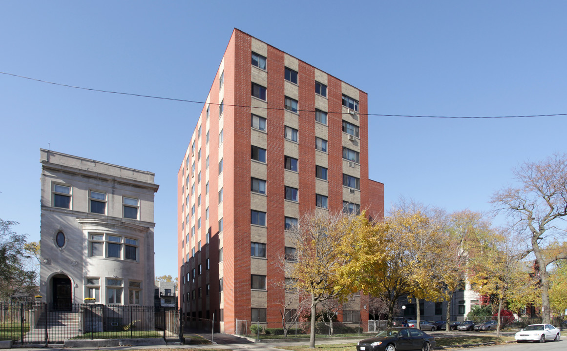 Michigan Towers in Chicago, IL - Building Photo