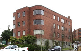 Greenlake Manor & Hall Monte in Seattle, WA - Building Photo - Building Photo