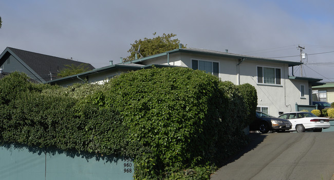 950 Appian Way in Pinole, CA - Foto de edificio - Building Photo