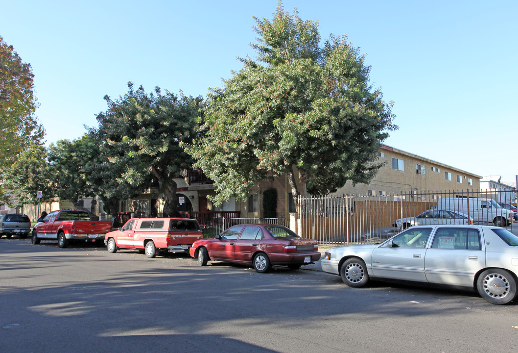 Little Cohasset in Winnetka, CA - Building Photo