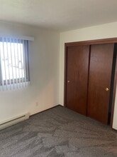Immaculate Updated 2 Bedroom 1 bathroom in Rockford, IL - Building Photo - Building Photo