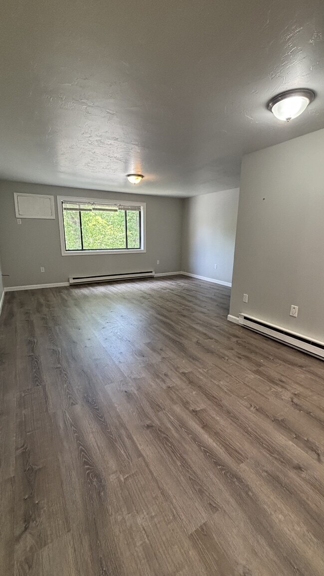 433 Sunderland Rd in Worcester, MA - Foto de edificio - Building Photo