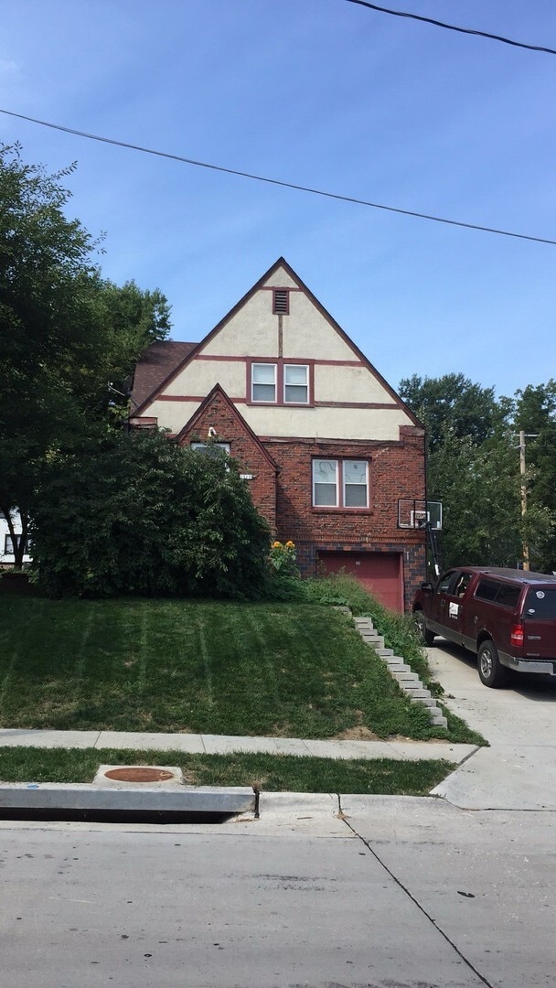 1112 N 50th Ave