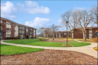 5S066 Pebblewood Ln, Unit B9 in Naperville, IL - Building Photo - Building Photo