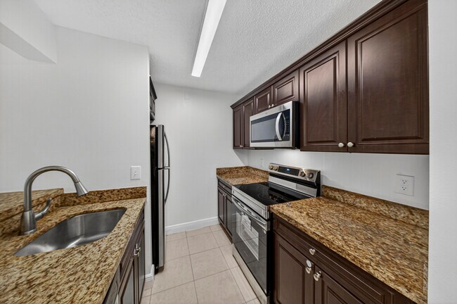 913 Meadows Cir in Boynton Beach, FL - Building Photo - Building Photo