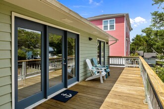 5601 Sound Dr in Emerald Isle, NC - Foto de edificio - Building Photo