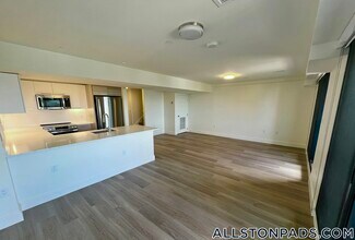 1079 Commonwealth Ave in Boston, MA - Building Photo - Building Photo