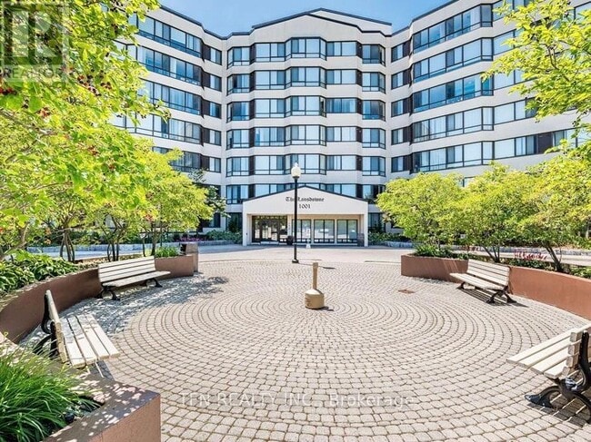 1001 Cedarglen Gate in Mississauga, ON - Building Photo - Building Photo