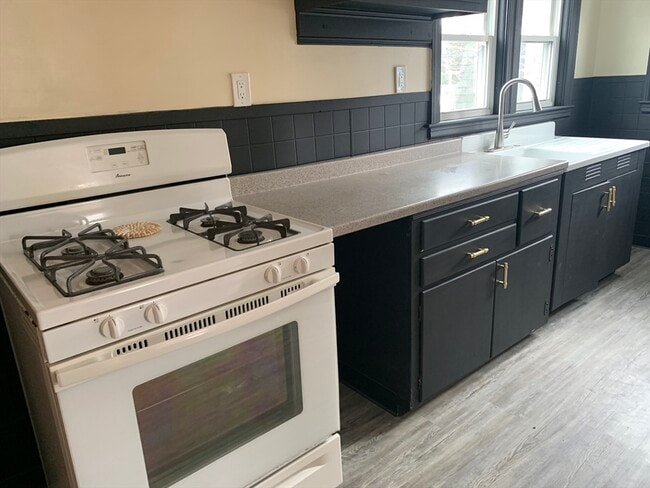 108 Elmwood Ave in Swansea, MA - Building Photo - Building Photo