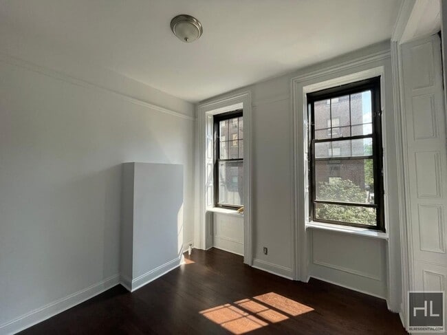 property at 985 Lexington Ave