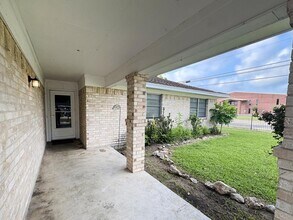 102 Tanglewood Dr in Victoria, TX - Building Photo - Building Photo