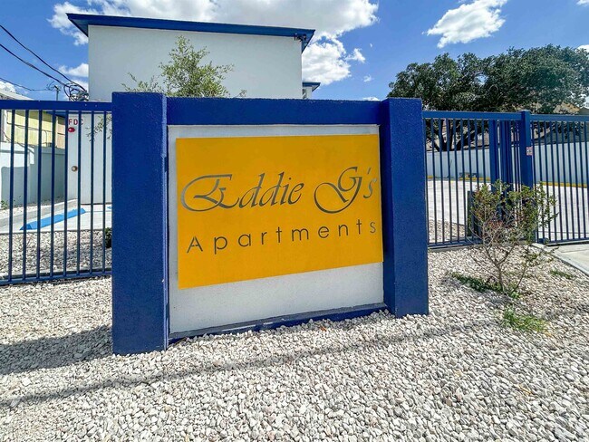 615 E Lane St in Laredo, TX - Building Photo - Building Photo
