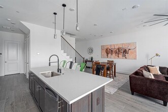 1061 Maverick Dr in Allen, TX - Foto de edificio - Building Photo