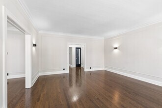 6851 S Paxton Ave in Chicago, IL - Building Photo - Building Photo