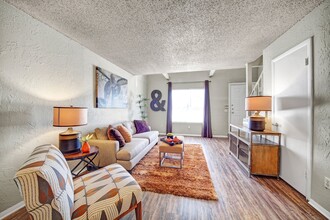 Brookwood Village in Oklahoma City, OK - Foto de edificio - Building Photo