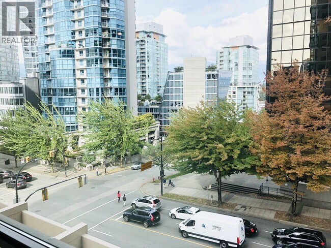 1367 Alberni St in Vancouver, BC - Building Photo - Building Photo