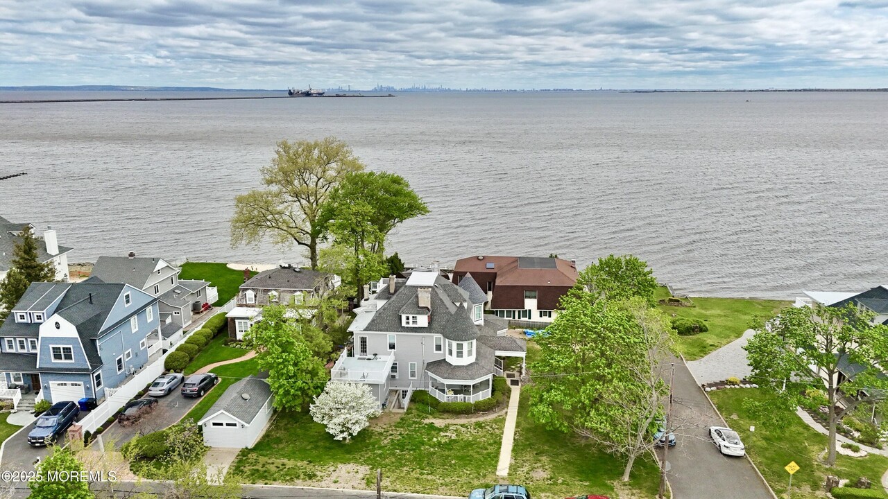 47 Burlington Ave in Leonardo, NJ - Building Photo