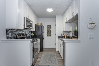 Galbraith Pointe Apartments and Townhomes in Cincinnati, OH - Building Photo - Interior Photo
