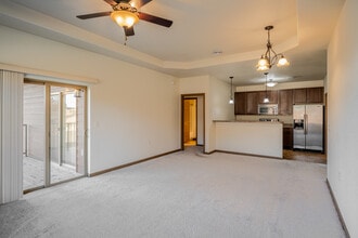 Founders Park Village in Rapid City, SD - Foto de edificio - Interior Photo