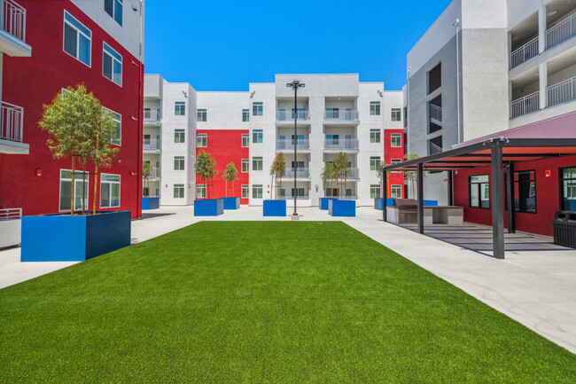 Valencia Pointe in San Diego, CA - Building Photo - Building Photo