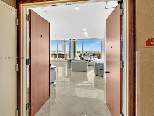 16500 Collins Ave in Sunny Isles Beach, FL - Foto de edificio - Building Photo