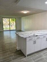 6940 Miami Gardens Dr in Hialeah, FL - Foto de edificio - Building Photo