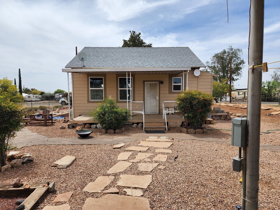 22630 Pacific St in Congress, AZ - Building Photo