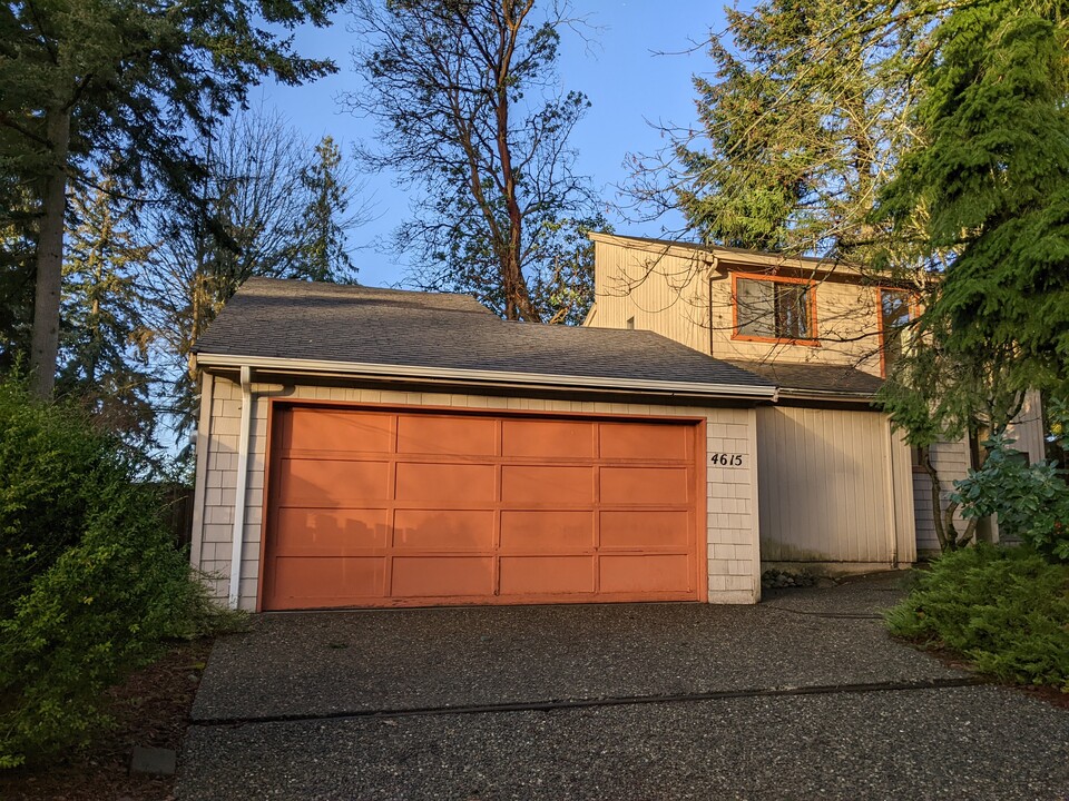 4615 Island Crest Way in Mercer Island, WA - Building Photo