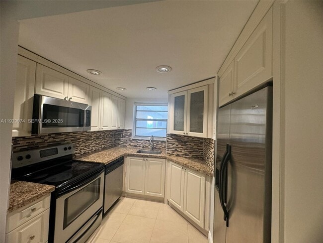 8810 Fontainebleau Blvd in Miami, FL - Foto de edificio - Building Photo