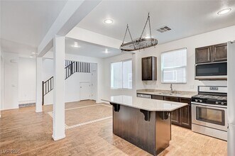 10837 Hunters Green Ave in Las Vegas, NV - Building Photo - Building Photo