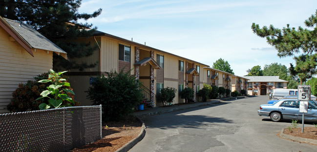 Chandelle Apartments in Salem, OR - Building Photo - Building Photo