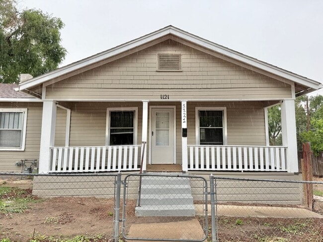 property at 1121 E 6th St