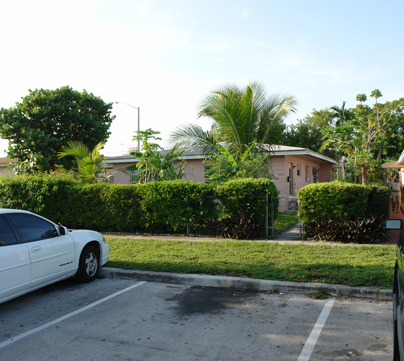 1990 NE 168th St in Miami, FL - Building Photo