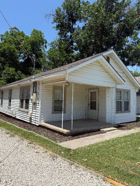 511 N Bradshaw St in Denton, TX - Building Photo