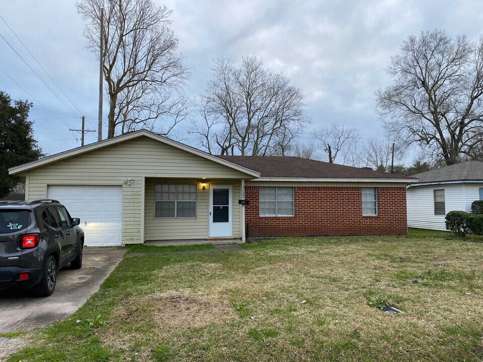 9305 Gardner St in Beaumont, TX - Foto de edificio
