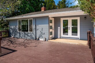151 S Moss St in Lowell, OR - Building Photo - Building Photo