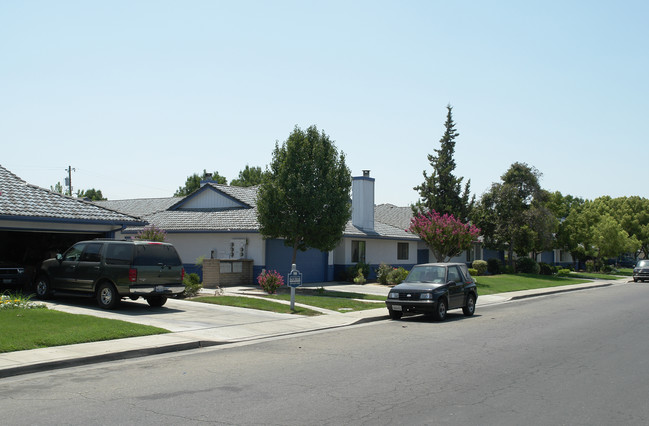 Bluewood Manor Apartments in Reedley, CA - Building Photo - Building Photo