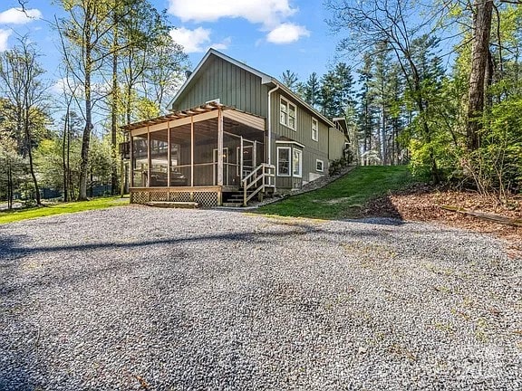 2 Little River Ln
