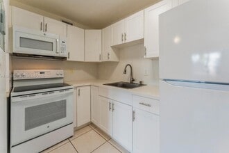 11005 SW 1st St, Unit 203 in Miami, FL - Foto de edificio - Building Photo