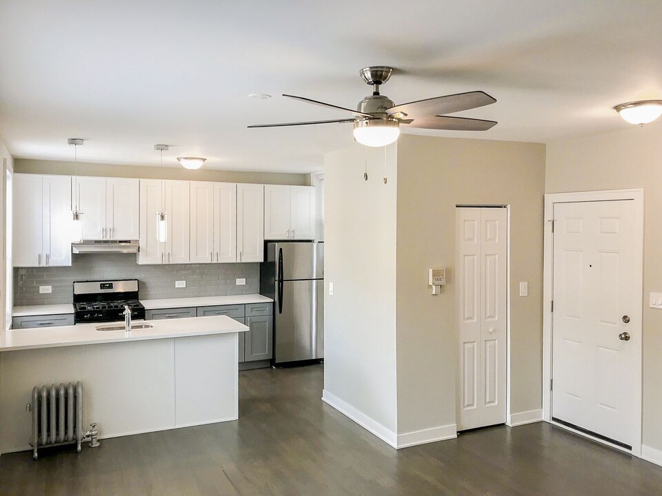 2010 W Foster Ave, Unit 5208-3 in Chicago, IL - Foto de edificio