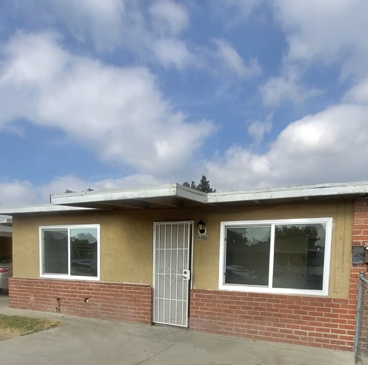 5205 Cecilia St in Cudahy, CA - Building Photo