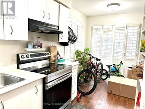 5958 Greensboro Dr in Mississauga, ON - Building Photo - Building Photo