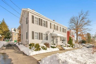 386 Pleasant St in Northampton, MA - Building Photo