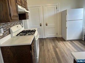 136 Carlton Ave in East Rutherford, NJ - Building Photo